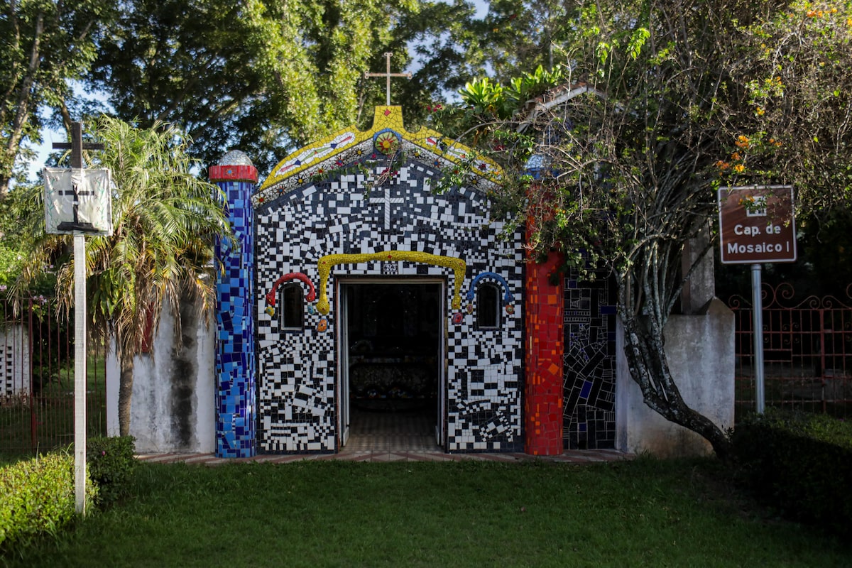 Capela de Mosaico I feito pelo artista Ângelo Milani, no quintal de sua casa