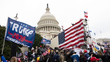 FILE - Rioters stand outside the U.S. Capitol in Washington, on Jan. 6, 2021.  A new poll shows that about half of Americans say former President Donald Trump should be charged with a crime for his role in what happened on Jan. 6. The Associated Press-NORC Center for Public Affairs Research poll found that 48% of U.S. adults believe Trump should be held accountable for what happened during the deadly Capitol attack.(AP Photo/Jose Luis Magana, File). Foto: Jose Luis Magana/AP