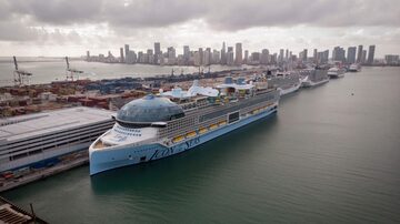 Icon of the Seas atracado no porto de Miami, na Flórida, antes de sua viagem inaugural. 