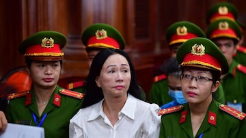Empresária Truong My Lan (no centro) em julgamento na cidade de Ho Chi Minh, Vietnã, 11 de abril de 2024.  