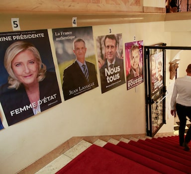 Fotos dos candidatos à presidência da França no consulado francês em Nova York