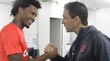 Vaz cumprimenta o técnico Zé Ricardo. Foto: Flamengo| Divulgação