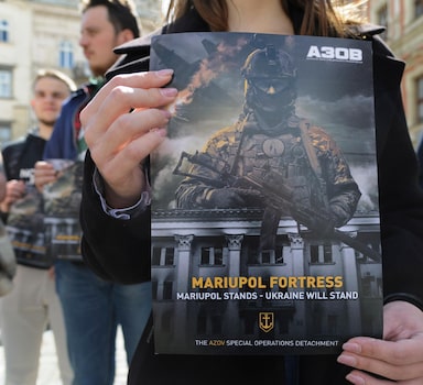 Lviv (Ukraine), 25/04/2022.- A Ukrainian with a placard attends a rally to demand to unblock Mariupol and save civilian people and their defenders, in the downtown Lviv, Ukriane, 25 April 2022. Mariupol, the Ukrainian city on the western shore of the Sea of Azov, is vital to the economy of Ukraine and was besieged by Russian troops during the invasion. Ukrainian forces still control a part of the city with civil people inside shelters on that territory. Russian troops entered Ukraine on 24 February resulting in fighting and destruction in the country and triggering a series of severe economic sanctions on Russia by Western countries. (Rusia, Ucrania) EFE/EPA/MYKOLA TYS
