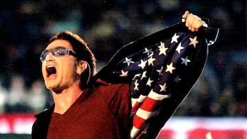 Bono canta durante apresentação do U2 no Super Bowl em 3 de fevereiro de 2002. Foto: Win Mcnamee/Reuters