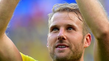 Toivonen aplaude torcida após classificação da Suécia. Foto: Giuseppe Cacace/AFP