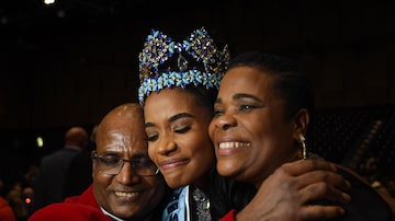A Miss Mundo 2019, Toni-Ann Singh, ao centro, ao lado de seu pai, Bradshaw Singh, e sua mãe, Jahrine Bailey. Foto: Facundo Arrizabalaga / EFE / EPA