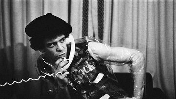 Lou Reed no Blake's Hotel London em 1975: artista revolucionário ganhou exposição com peças raras. Foto: Mick Rock 2021/Midaro/west-contemporary-editions.com/Handout via REUTERS