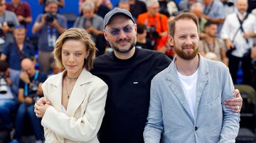 O diretorKirill Serebrennikov posa ao lado dos atoresAlyona Mikhailova e Odin Lund Biron no Festival de Cannes em 2022, durantesessão de fotos do filme 'Zhena Chaikovskogo' ('Tchaikovsky's Wife'/'A Esposa de Tchaikovsky'). Foto: Stephane Mahe/Reuters