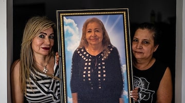 Rocío Villegas-Piedrahita, à esquerda, e Magaly Villegas-Piedrahita com o retrato de sua mãe, Aliria Rosa Piedrahita de Villegas, falecida em novembro aos 77 anos, em Medellín, Colômbia. Foto: Federico Rios Escobar/The New York Times
