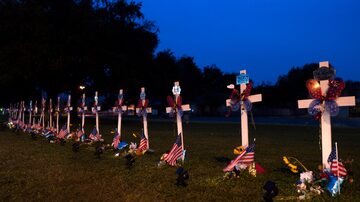 21 crosses stand along the Main Street in Uvalde, Texas, Wednesday, June 1, 2022, to honor the victims killed in last week's elementary school shooting that killed 19 students and two teachers. (AP Photo/Jae C. Hong). Foto: Jae C. Hong/ AP