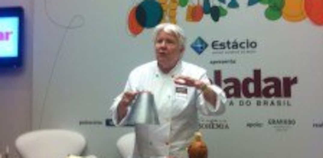 Ana Rita mostra a marmita, um tipo de bule para ferver água. (. Foto: Paula Moura/AE)