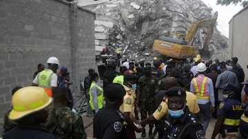 Um esforço de busca e resgate foi lançado para os sobreviventes do incidente em Lagos.Foto: AP/Sunday Alamba)