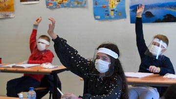 Crianças usam máscaras e equipamento de proteção durante as aulas, após a reabertura das escolas na França. Foto: Damien Meyer/AFP