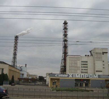Um bombardeio russo à fábrica de produtos químicos Sumikhimprom levou a um vazamento de amônia em Novoselitsia, na região de Sumy