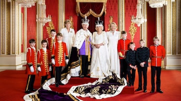 Rei Charles III e rainha Camilla ao lado de membros da família real que serviram como pajens de honra durante a coroação. Foto: Hugo Burnand/Palácio de Buckingham