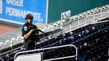 Policial no estádio Nationals Park, em Washington, Estados Unidos,após jogo ser interrompido devido a tiroteio. Foto:  Brad Mills/USA TODAY Sports