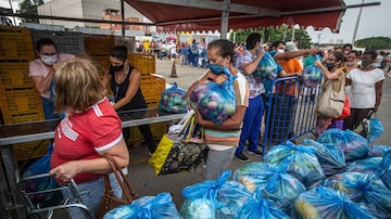 Ação social distribui alimentos no Ceagesp, em São Paulo. Consumo de frutas e legumes caiu, aponta pesquisa. Foto: TABA BENEDICTO/ ESTADAO 14/01/2021