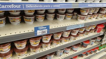 Programa 'Preços Justos' de Sergio Massa prometia congelar os preços dos alimentos e abaixar a inflação em 3%, mas não surtiu o efeito desejado e preços continuam a subir. Foto: Carolina Marins/Estadão