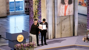 La líder del Comité Nobel, Berit Reiss-Andersen, entrega el Premio Nobel de la Paz a Ali y Kiana Rahmani, en honor de su madre, la activista iraní encarcelada Narges Mohammadi, en el Ayuntamiento de Oslo, Noruega, el domingo 10 de diciembre de 2023. (Fredrik Varfjell/NTB vía AP). Foto: Fredrik Varfjell/NTB vía AP