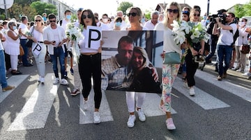 Veronique Monguillot, esposa de Philippe, participou de protestos contra a agressão sofrida pelo marido durante o trabalho. Foto: Caroline Blumberg/EFE