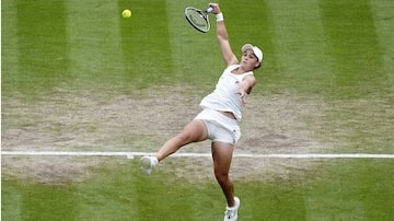 Ashleigh Barty em ação no jogo comAjla Tomljanovic em Wimbledon. Foto: Alberto Pezzali / AP