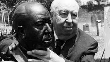 
Alfred Hitchcock estrangula um busto de si mesmo
