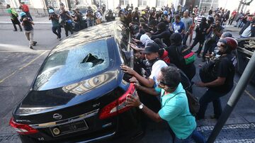 Manifestantes tombaram veículo em protesto em frente à Alerj. Foto: Fábio Motta/Estadão