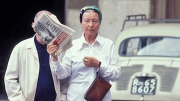 
Jean-Paul Charles Aymard Sartre e Simone Lucie Ernestine Marie Bertrand de Beauvoir, em Roma, 1978.
