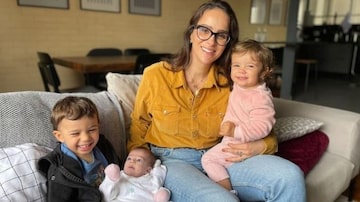 Letícia Cazarré com os filhosGaspar,Madalena e Maria Guilhermina. Foto: Instagram/@cazarre