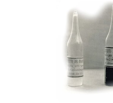 Frascos de vacina contra a peste bubônica feita no Instituto Oswaldo Cruz -