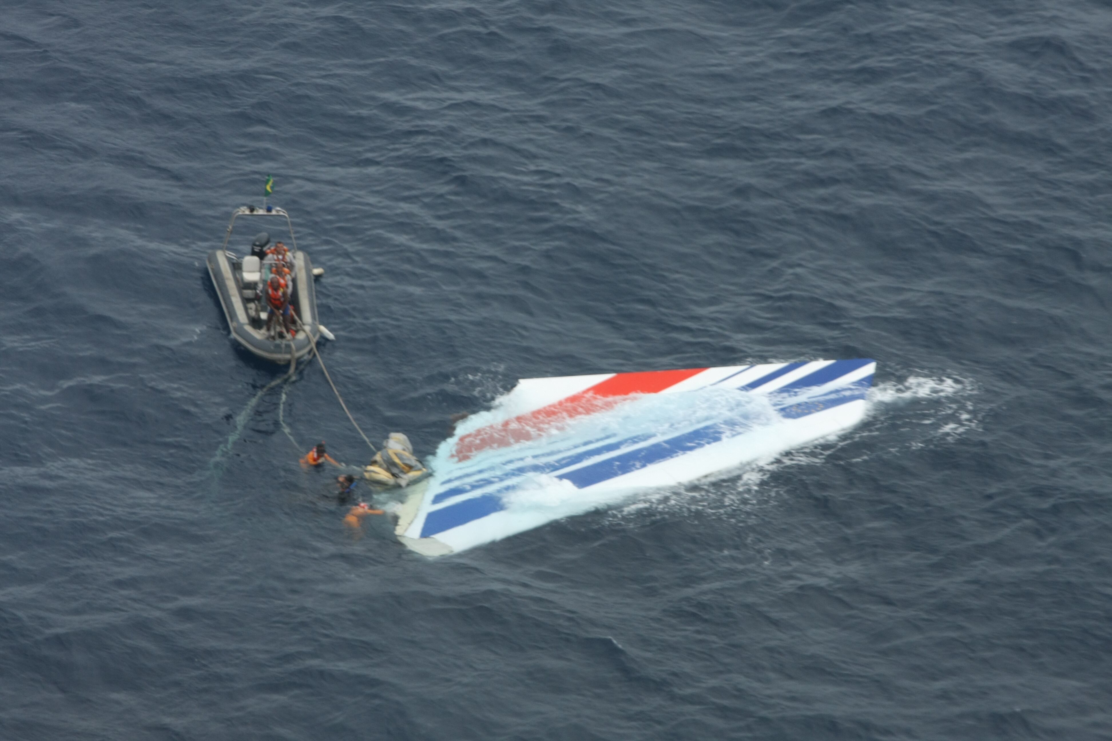Buscas pelos destroços do avião da Air France no Oceano Atlântico