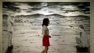Mulher observa a reprodução de um painel duplo de 'Monster', de Naoki Urasawa. Foto: Hélvio Romero/Estadão