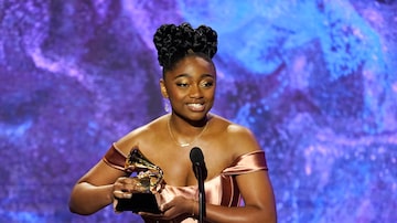 Samara Joy recebe seu prêmio de melhor álbum de jazz vocal no Grammy 2023. Foto: Chris Pizzello/ Invision / AP
