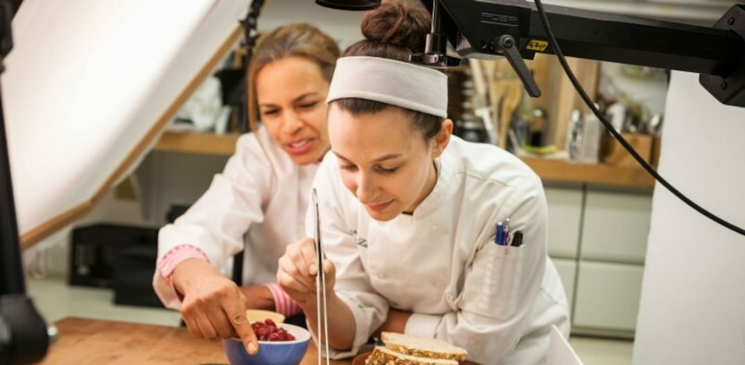 Produção. A food stylist Kersti Bowser, do CIA, orienta aluna sobre como ornamentar uma abóbora. Foto: Phil Mansfield