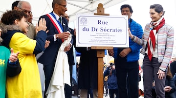 Saint-denis (France), 30/03/2024.- Former Brazilian football player and Socrates' brother Rai (C-R), French Minister for Sport and the Olympic and Paralympic Games of France, Amelie Oudea Castera (R) and French Mayor of Saint-Ouen-sur-Seine, Karim Bouamrane (C-L), attend the inauguration of a street named of the late Brazilian soccer legend Socrates, in Paris Olympic Village, in Saint-Denis, near Paris, France, 30 March 2024. 
The name of the late Brazilian soccer legend Socrates has given to a street in the city of Saint-Ouen, near the capital Paris, in the presence of French Minister for Sport and the Olympic and Paralympic Games of France, Amelie Oudea Castera, Former Brazilian football player and Socrates' brother Rai and French Mayor of Saint-Ouen-sur-Seine, Karim Bouamrane (Brasil, Francia) EFE/EPA/Mohammed Badra
. Foto: Mohammed Badra/EFE/EPA