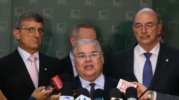 Deputado Lúcio Vieira Lima (centro), ao lado dos deputados Darcisio Perondi (esquerda), Waldir Colato e Osmar Terra (direita). Foto: ANDRE DUSEK|ESTADÃO