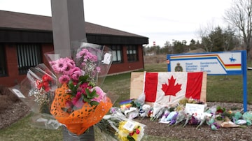Memorial homenageia uma das vítimas do ataque a tiros que chocou a província de Nova Escócia, no Canadá. Foto: Tim Krochak/Getty Images/AFP