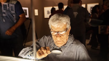 O fotógrafo e artista Fernanmdo Lemos na abertura de sua exposição no Sesc Bom Retiro. Foto: Sesc Bom Retiro