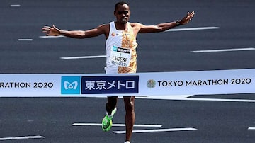 Birhanu Legese, da Etiópia, cruza a linha de chegada da Maratona de Tóquio. Foto: Athit Perawongmetha / Reuters