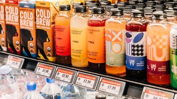 A bebida com infusão de CBD Vybes em exposição em uma loja do Westside Market em Manhattan, em 22 de janeiro de 2024. A falta de regras federais e uma confusão de regulamentações estaduais impossibilitaram a distribuição da Vybes por um varejista nacional, como a Target ou o Walmart. Isso prejudicou o potencial de crescimento da bebida, disse Jonathan Eppers, que deixou o setor de tecnologia para criar a Vybes em 2018. Foto: JEENAH MOON