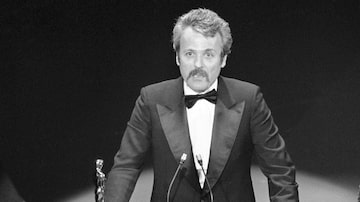 William Goldman recebe o Oscar por 'Todos os Homens do Presidente' em 1977. Foto: AP