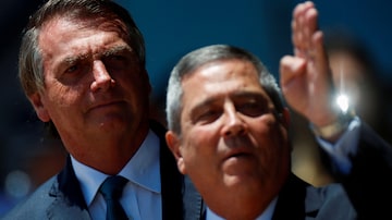 FILE PHOTO: Brazil's President Jair Bolsonaro looks on next to Brazil's Defense Minister Walter Souza Braga Netto during a welcome ceremony to receive the Brazilians and foreigners evacuated from Ukraine during the mission of repatriation, at the Brasilia Air Base, in Brasilia, Brazil March 10, 2022. REUTERS/Adriano Machado/File Photo. Foto: Adriano Machado/Reuters