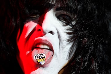 Paul Stanley posa com uma palheta com a imagem e o logotipo do Kiss durante um festival na Espanha, em 2018