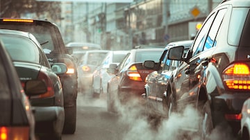 strong car traffic jams in the city. Foto: Семен Саливанчук/Adobe Stock