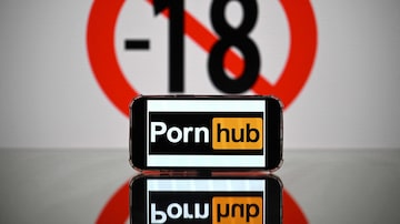 (FILES) This photograph taken on May 24, 2022 in Toulouse shows screens displaying a minor child sign and the logo of the pornographic site Pornhub. On December 20, 2023, Brussels added three pornographic sites - Pornhub, Stripchat and XVideos - to the list of very large online platforms subject to tighter controls under the new Digital Services Act (DSA). (Photo by Lionel BONAVENTURE / AFP). Foto: LIONEL BONAVENTURE/AFP 
