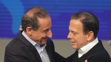 O candidatos ao governopaulista Paulo Skaf (MDB) e João Doria (PSDB) se cumprimentam ao participar de debate na TV Bandeirantes. Foto: NILTON FUKUDA/ESTADÃO