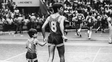 Hélio Rubens com o filho Helinho, em 1981, com o agora aposentado número 8 de Franca. Foto: Antônio Lúcio/Estadão