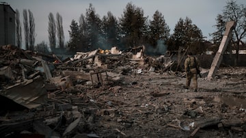 Destroços deixados por explosão em Kiev; em meio à guerra, Ucrânia passou a aceitar moedas digitais para receber doações. Foto: Felipe Dana/AP - 11/3/2022