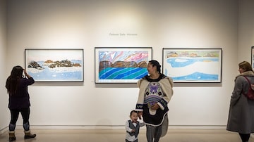 Ooloosie Saila e o filho em vernissage recente em Toronto. 'Nunca imaginei que poderia vender meus desenhos', disse ela. Foto: Sergey Ponomarev para The New York Times