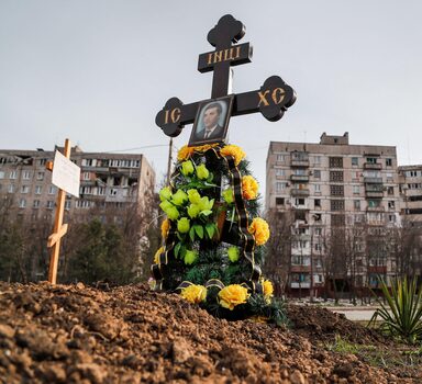 Graves of civilians killed during Ukraine-Russia conflict are seen next to apartment buildings in the southern port city of Mariupol, Ukraine April 10, 2022. REUTERS/Alexander Ermochenko     TPX IMAGES OF THE DAY